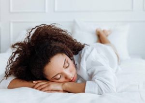 es bueno dormir boca abajo